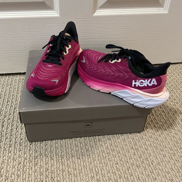 Hoka Shoes - WOMEN'S HOKA ARAHI 6 / brand new size 6